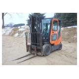2011 DOOSAN 5,000LB CAPACITY LP FORKLIFT WITH CAB