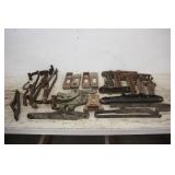 ASSORTMENT OF VINTAGE BRACKETS, BRACES & (2) ROOF