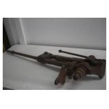 VINTAGE INDIAN CHIEF 5 1/2" POST VISE