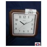 Bulova table top clock (no battery)