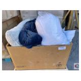 approx. 20 pcs; mix pillows, blankets and more