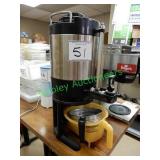 Commercial coffee urn