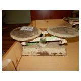 Bakers scale w/ metal scoop