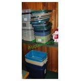 (9) Rubbermaid Plastic Tubs in Group W/ Lids