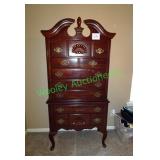 Upright chest of drawers