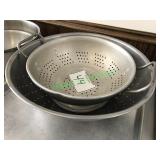 2 metal strainers in group