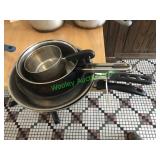 5 assorted cooking pans and pots