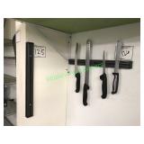 2 Magnetic strips and 4 knives