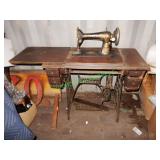 Antique Singer Sewing Machine Complete In Table