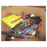 BOX OF ASSORTED HAND TOOLS, BOLT CUTTERS, PRY