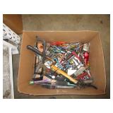 BOX OF ASSORTED HAND TOOLS ( SCREWDRIVERS, HAMMERS