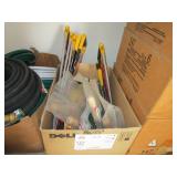 BOX OF HAND TOOLS/GARDENING TOOLS