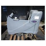 ADVANCE ADVENGER 2810D FLOOR SCRUBBER