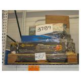 A PALLET WITH ASSORTED HAND TOOLS