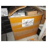 BOX WITH ASSORTED MUGS