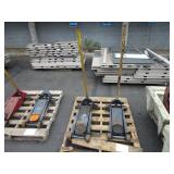 PALLET WITH 2 HYDRAULIC FLOOR JACKS