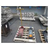 PALLET WITH 2 HYDRAULIC FLOOR JACKS