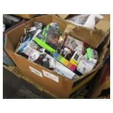 LOT WITH ASSORTED ELECTRONICS ACCESSORIES