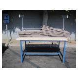 LOT WITH 2 WORK DESKS & FOLDING CHAIRS