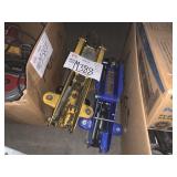 LOT WITH 2 HYDRAULIC JACKS