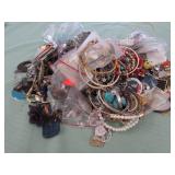 1 BAG W/JEWELRY: 1 BAG W/JEWELRY: