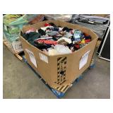 PALLET WITH ASSORTED CLOTHES PALLET WITH ASSORTED CLOTHES