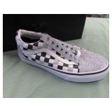1 LOT W/SHOES: