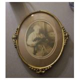 Oval bubble glass picture frame
