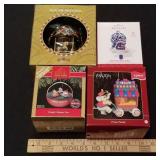 4 assorted Christmas ornaments