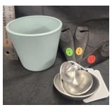 Vitlok plant pot /OXO good grip measuring  spoons