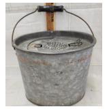 Vtg. Ovel minnow bucket