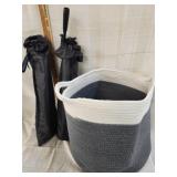 2 camera stands Woven tote