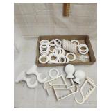 White carton rings, white rod brackets, Round