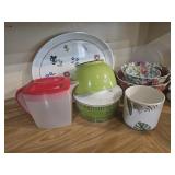 Plastic bowl set & other kitchen items