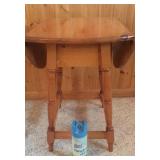 Knotted pine drop leaf lamp table