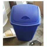 Rubber trash can with lid