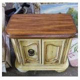 End table, missing 1 knob