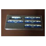 Train tracks, 1 engine and 4 cars