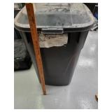 Plastic toter can with lid