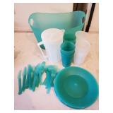 Tote Set Pitcher 8 Cups 8 Plates 8