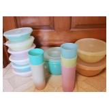 9 pc Tupperware Bowl & Lid Set 5 Cups