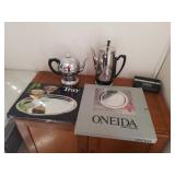 2 vintage electric coffee pots, 2 trays