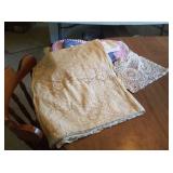 Lace tablecloth & other linens