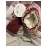 ONE PAIR WOMENS SLIPPER SOCKS W/GRIPPERS