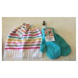 Kids hat sz 4-6x, clip on mittens