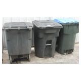 (2) Toter 32 gal. rolling trash bins (2) Toter 32 gal. rolling trash bins
