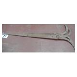 Rams head strap hinges