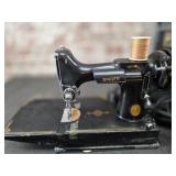 Featherlight 221 Singer Sewing Machine w/case