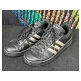 Adidas Tennis Shoes Size 7