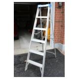 ALUMINUM STEPLADDER